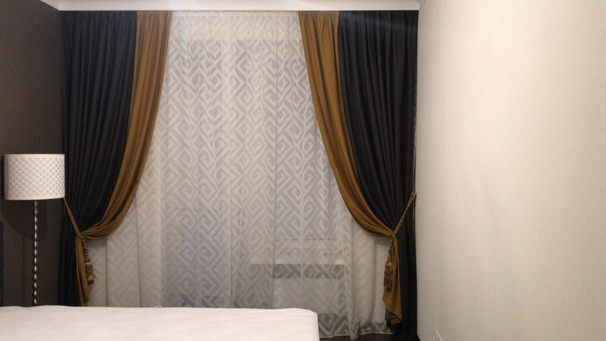 Текстильное оформление окна в спальне Фото 0